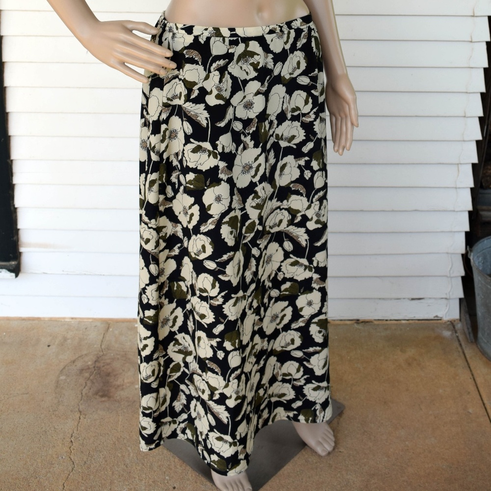 Vntg. Cream & Black Maxi Skirt. Size: Medium.
